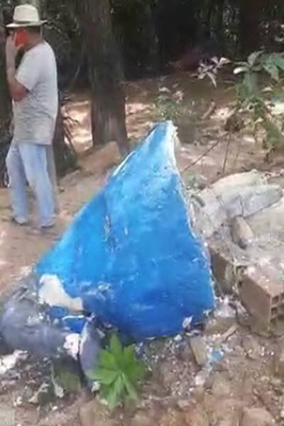Imagem de orixá caída no chão