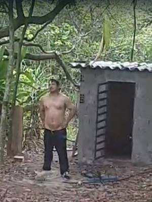 Homem sem camisa