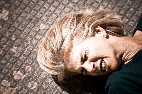 Blonde woman lying on the floor - Metropolis