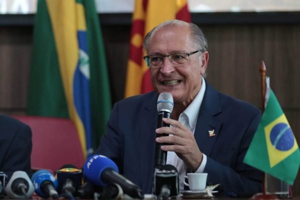 Geraldo Alckmin critica Bolsonaro sem citá-lo e defende Lula