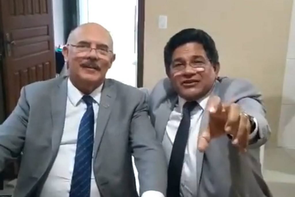 pator gilmar santos ao lado do ministro da educação milton ribeiro