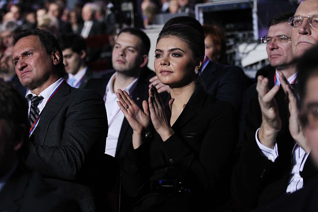Alina Kabaeva em evento político - Metrópoles