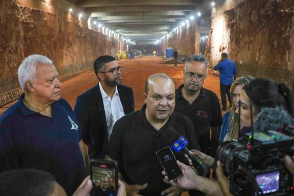 Ibaneis Rocha visita obras do túnel de Taguatinga. Ibaneis dentro do túnel recebe jornalistas