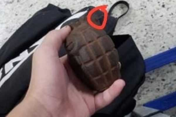 Aluno de 13 anos segura granada na mão, próximo de mochila em escola - Metrópoles