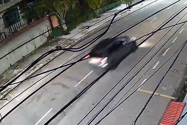 print de um vídeo em que um carro prateado passa em uma rua
