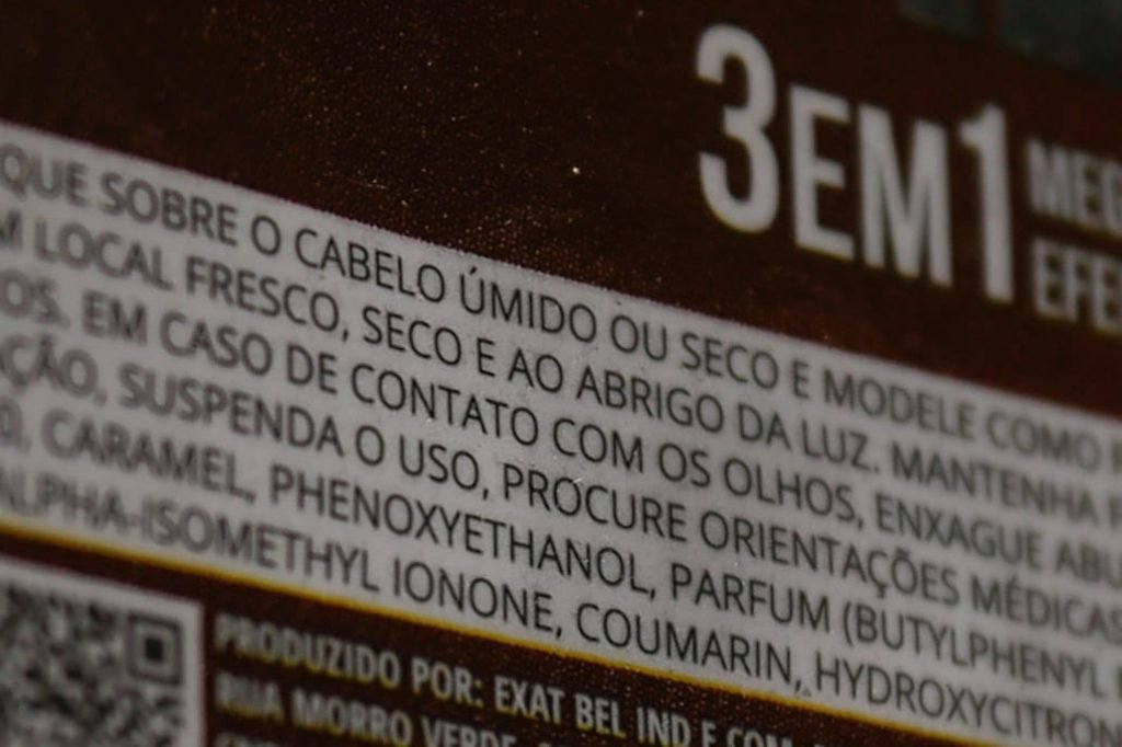 Trancista Késia Araújo demonstra o uso da pomada modeladora alergia crianças 4