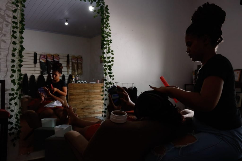 Trancista Késia Araújo demonstra o uso da pomada modeladora alergia crianças