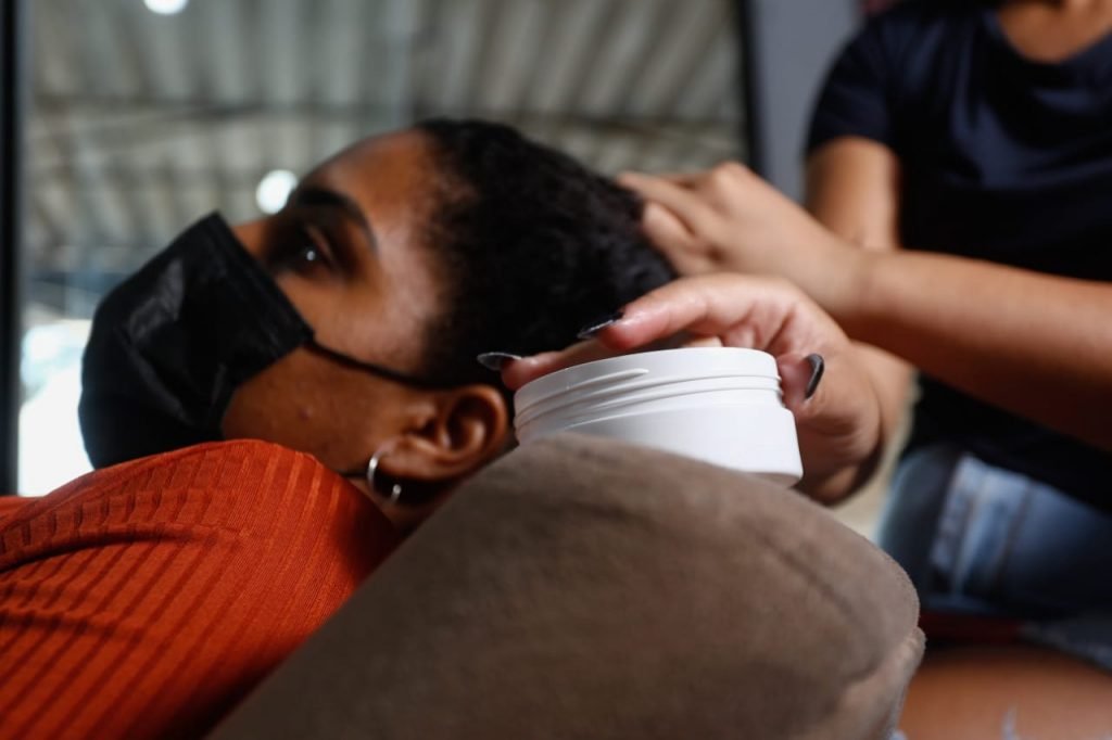 Trancista Késia Araújo demonstra o uso da pomada modeladora alergia crianças 4