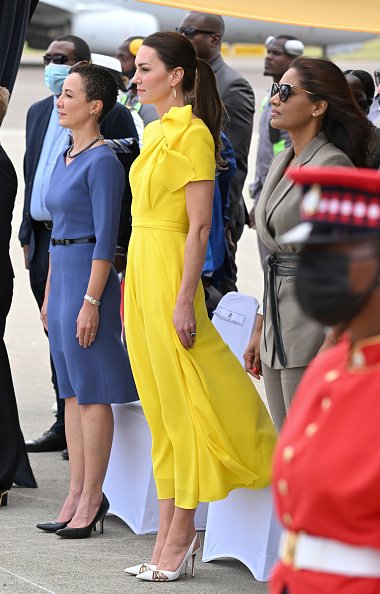 Foto colorida. Kate Middleton com vestido amarelo
