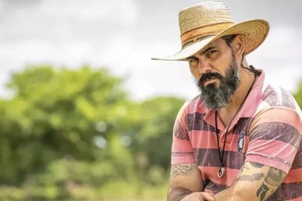 Juliano Cazarré interpreta Alcides em Pantanal e revelou que está curioso para a cena em que tem o órgão genital decepado