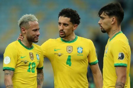 Neymar, Marquinhos e Paquetá após derrota do Brasil para Argentina no Maracanã, pela final da Copa América