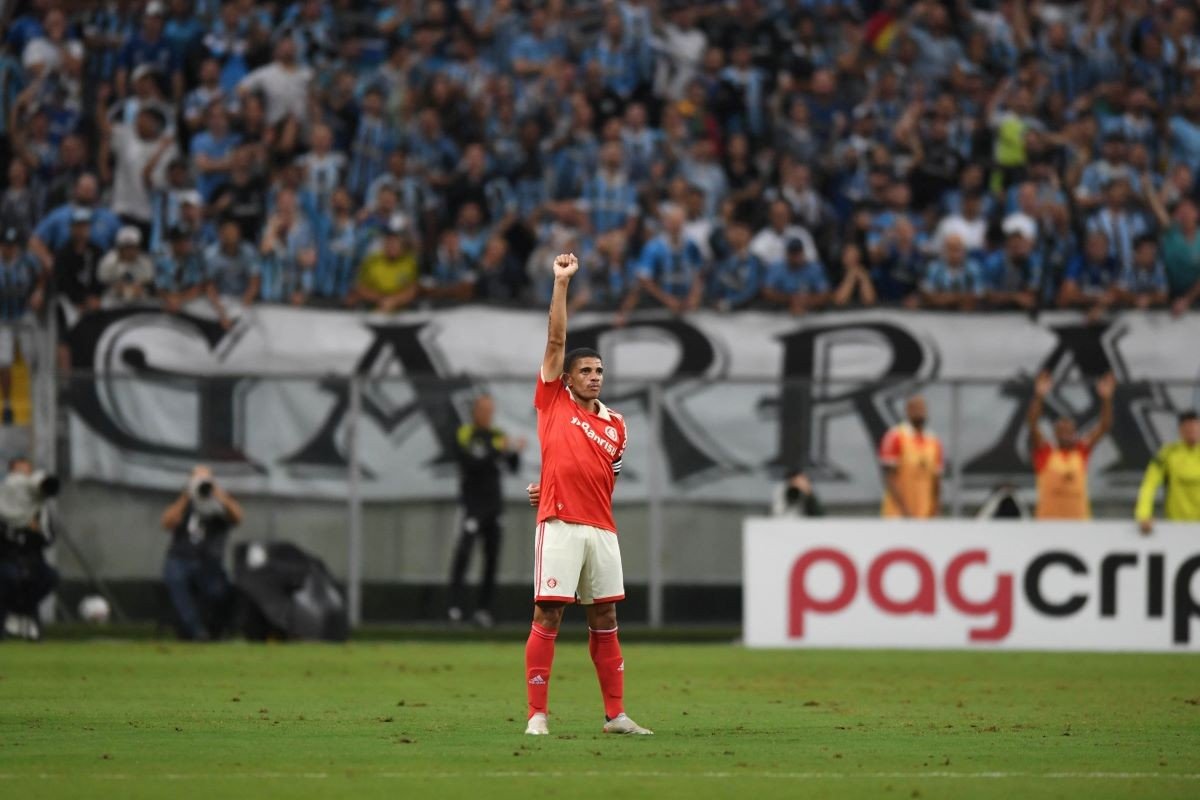 Grêmio goleia Internacional e tem vantagem para jogo de volta da