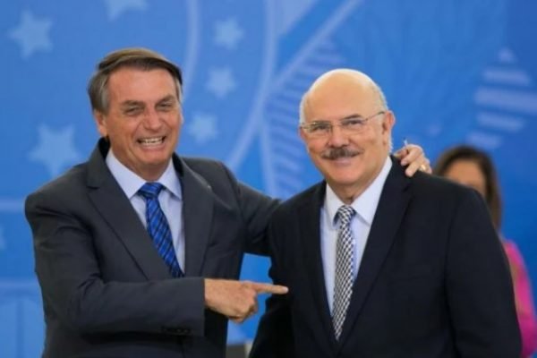 Bolsonaro e o Ministro da Educação Milton Ribeiro. Ele tem cabelos brancos ao lado da cabeça e usa óculos - Metrópoles
