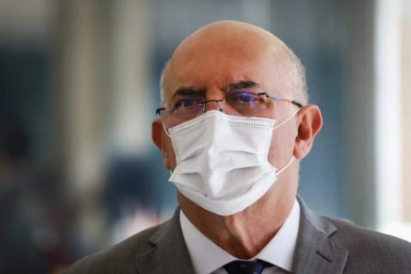 Ministro da Educação Milton Ribeiro. Ele tem cabelos brancos ao lado da cabeça e usa óculos - Metrópoles