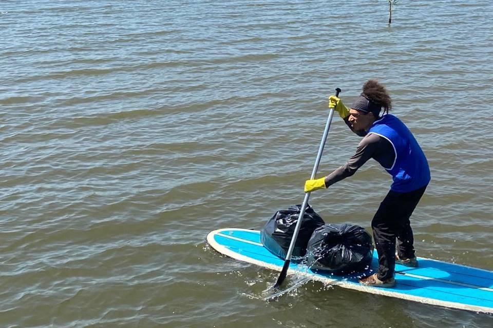 Homem rema no lago