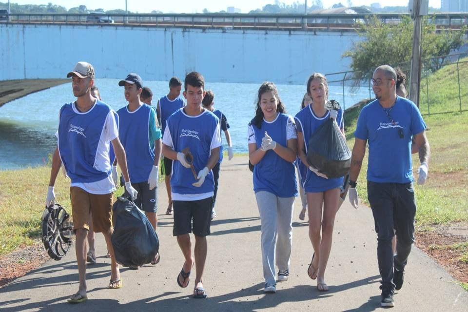 Pessoas de colete azul caminhando