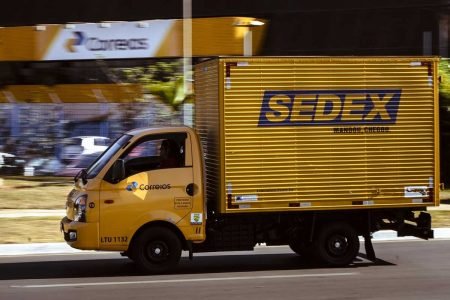 foto do caminhão amarelo dos correios escrito sedex