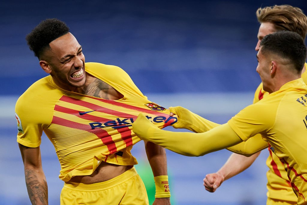 Pierre-Emerick Aubameyang, do Barcelona, comemora com companheiros de equipe seu segundo gol contra o Real Madrid