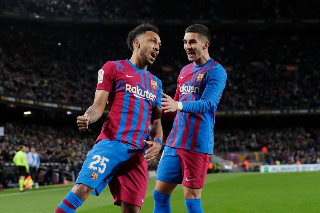 Aubameyang, atacante do Barcelona, comemora gol ao lado de Ferran Torres, em partida do Campeonato Espanhol contra o Atlético de Bilbao