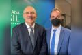 Milton Ribeiro, ministro da Educação, ao lado de prefeito Manoel do Vitorinho, de Boa Esperança do Sul (SP). Ambos usam terno e Ribeiro está sem máscara - Metrópoles