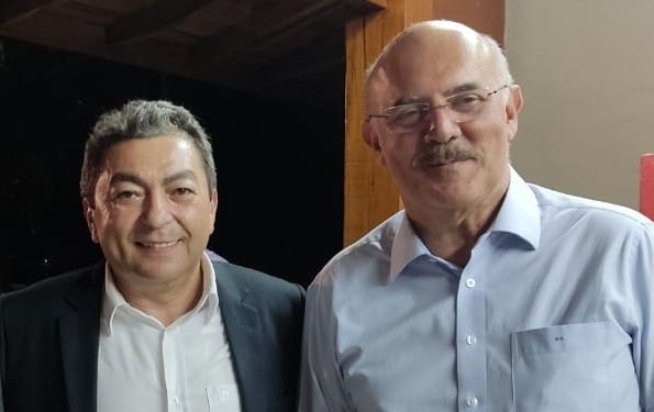 Edvaldo Brito posa ao lado do ministro da Educação, Milton Ribeiro, em foto tirada em dezembro de 2021