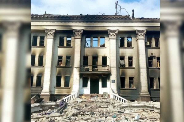 Uma visão do teatro destruído, que foi usado como abrigo por civis, após o bombardeio russo em Mariupol