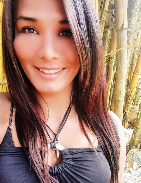 Travesti sorri e veste roupa preta