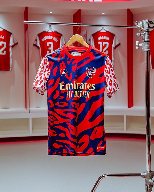 Camisa do time feminino inglês Arsenal feita pela estilista Stella McCartney