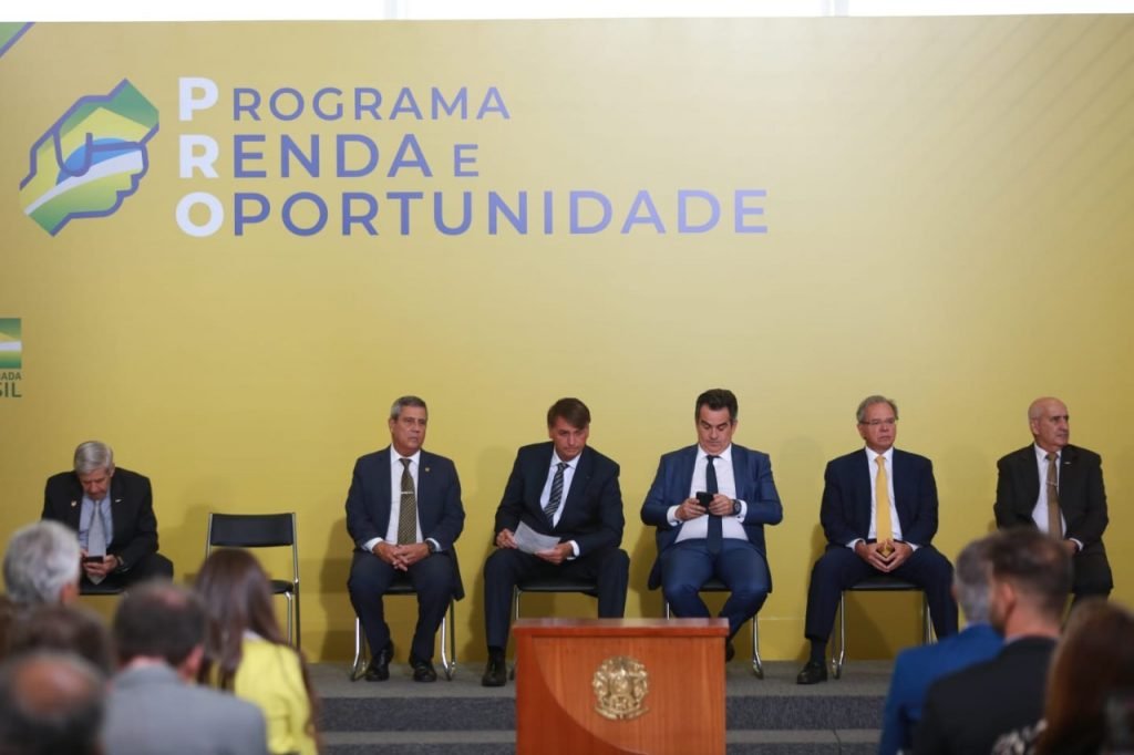 Jair Bolsonaro lança o Programa Renda e Oportunidade