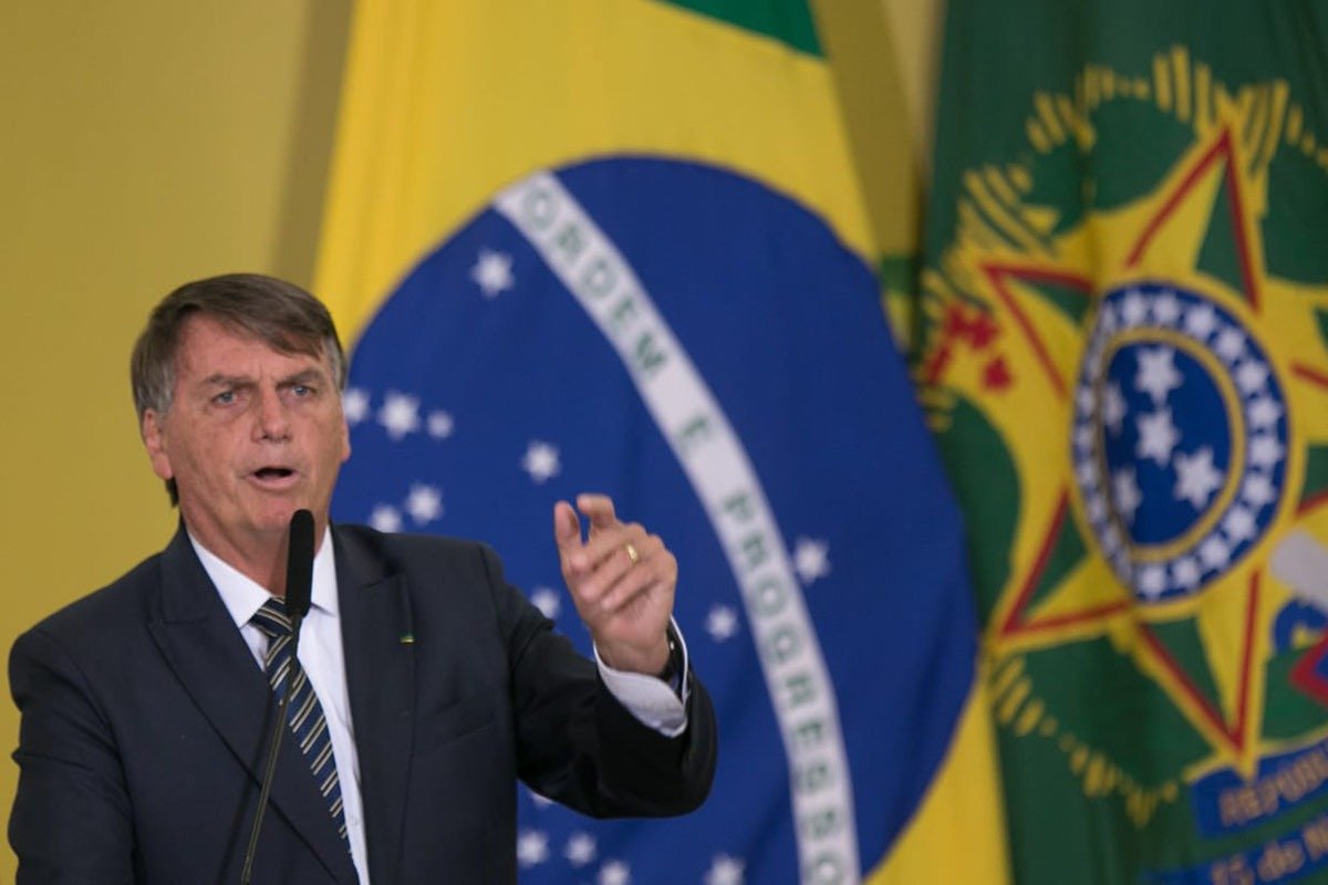 O presidente Bolsonaro em discurso no Planalto no lançamento do Programa Renda e Oportunidade. Ele usa terno e gesticula, frente ao microfone com a bandeira do Brasil ao fundo - Metrópoles