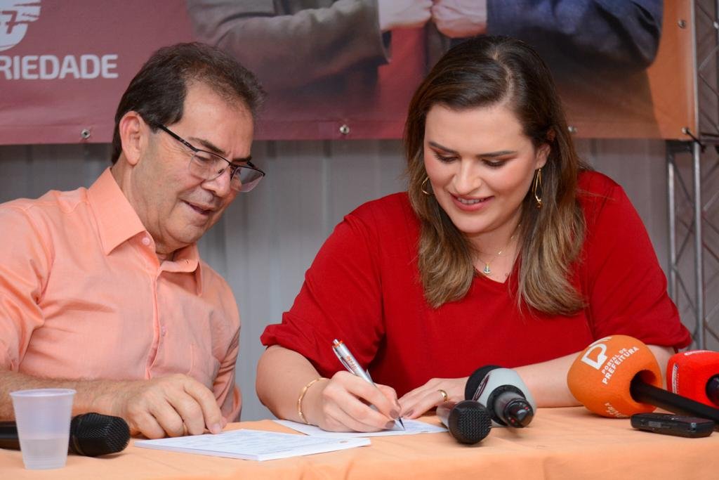 A deputada e pré-candidata a governadora em Pernambuco, Marília Arraes, assina sua filiação ao Solidariedade ao lado de Paulinho da Força, presidente do partido - Metrópoles