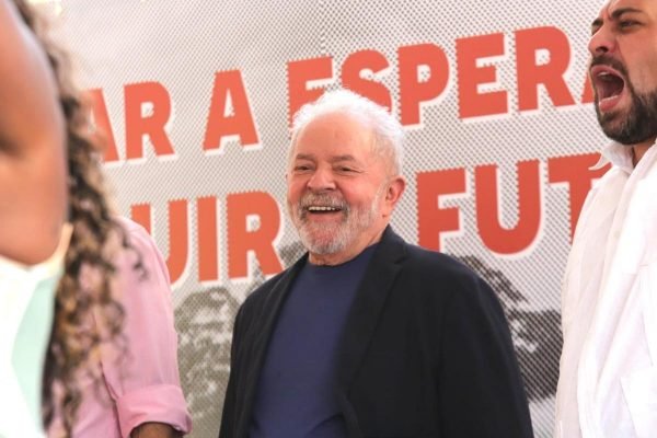 Após “recado” do mercado, Lula acena com política industrial
