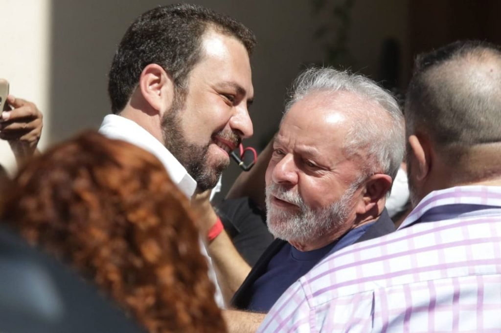 O ex-presidente Lula abraça o ativista e político Guilherme Boulos em evento - Metrópoles