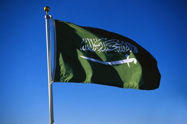 Foto da bandeira da Arábia Saudita hasteada em um poste - Metrópoles