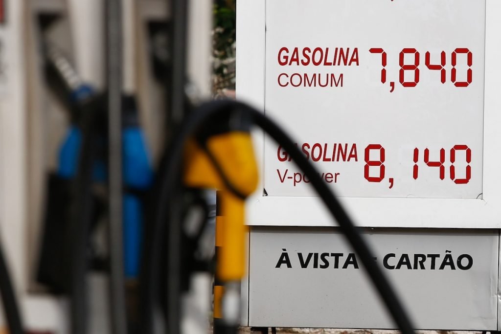 Imagem colorida de bomba de gasolina com preços da gasolina comum de 7,84 reais