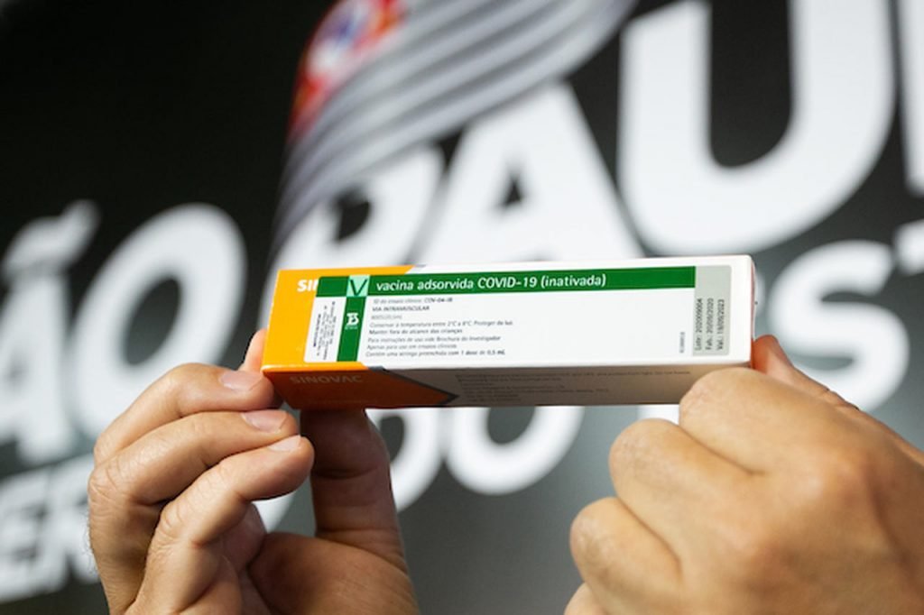 Governador de São Paulo, João Dória, segura a caixa de Coronavac, vacina contra Covid-19 produzida pelo Instituto Butantan - Metrópoles