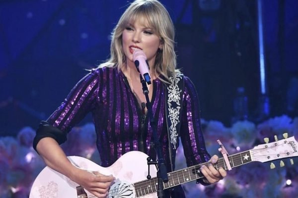 Fã-clubes de Taylor Swift organizam protesto contra cantora e produtora  durante show