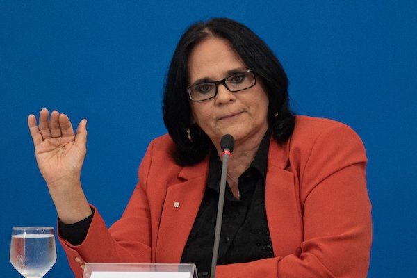 foto colorida Ministra Damares olhando para frente