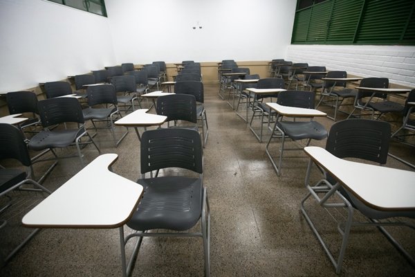 Foto colorida da sala de aula de uma escola da rede pública do Núcleo Bandeirante