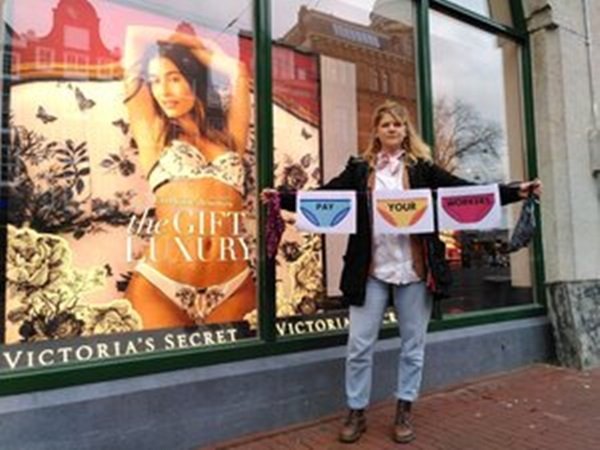 Mulher protesta em frente à loja da Victoria's Secret