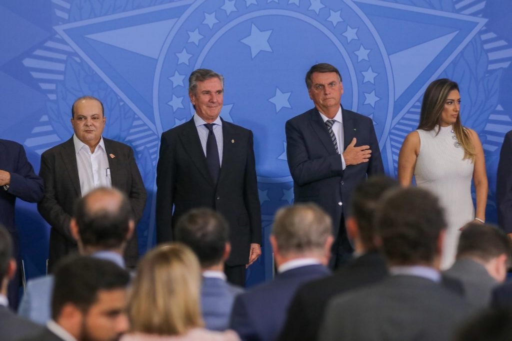 Governador Ibaneis Rocha ao lado do ex presidente collor, Jair Bolsonaro e Flavia Arruda ouvem o hino nacional no palacio do planalto