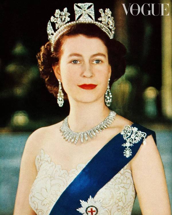 Rainha Elizabeth aos 25 anos usando faixa azul real e coroa de diamantes