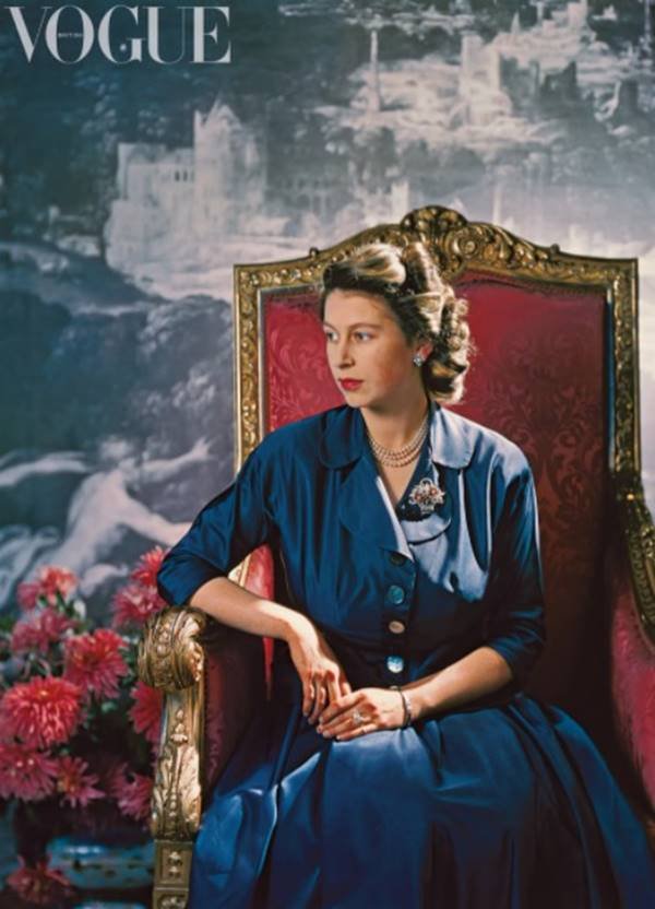 Rainha Elizabeth em trono vermelho usando vestido azul. Foto de 1948