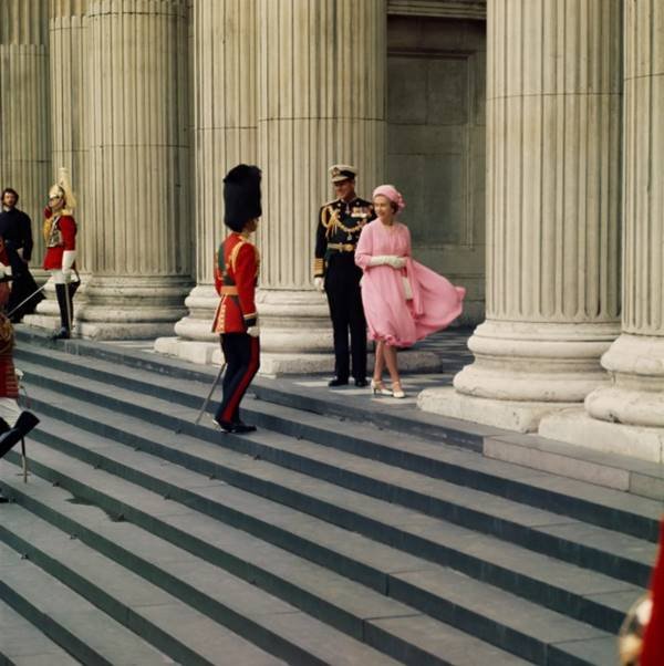 Rainha Elizabeth e o Príncipe Philip, em 1977, sendo recebidos nos degraus da Catedral de São Paulo