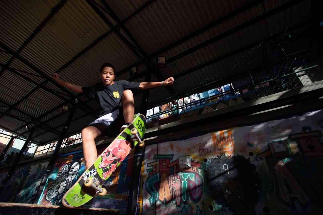 Um curso gratuito de skate para crianças no skatepark de