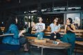 na foto vemos quatro mulheres em um bar