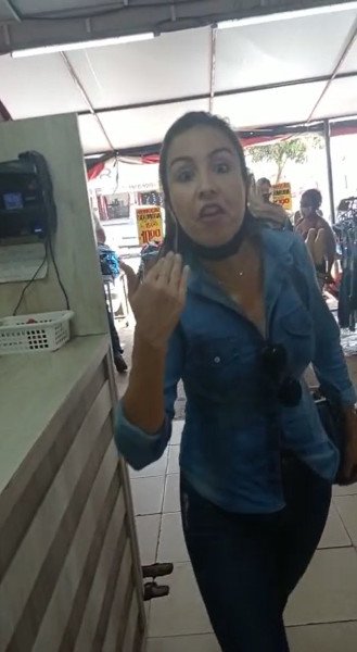 mulher gesticula