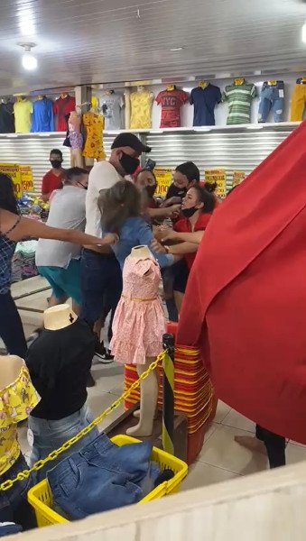 confusão em frente de loja