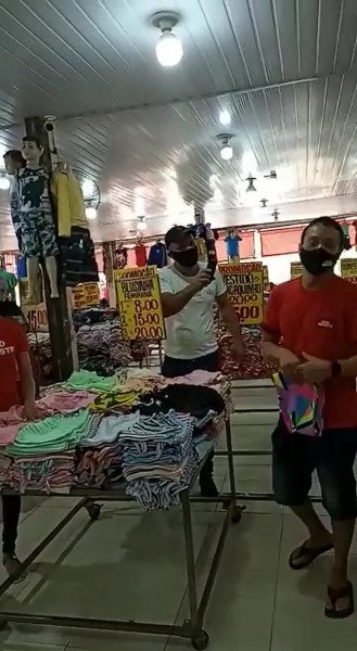 homem de camiseta branca aponta