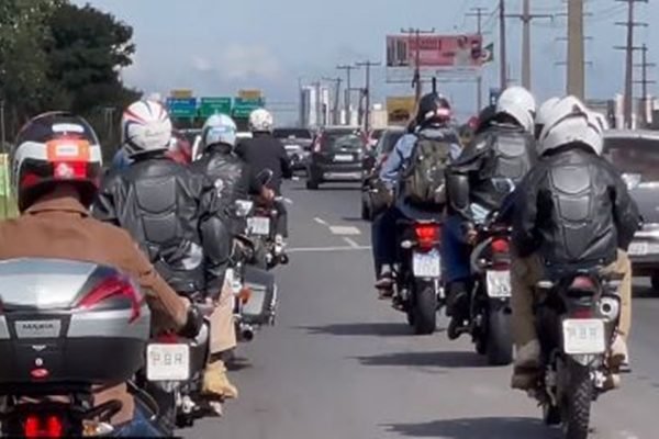 Bolsonaro passeia de moto pelo DF